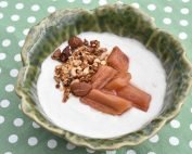 Skyr med rabarber og granola - nem sund dessert