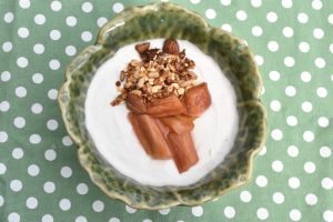 Skyr med rabarber og granola - nem sund dessert