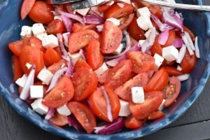 Tomatsalat med løg og dressing - nem salat med tomater 