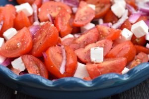 Tomatsalat med løg og dressing - nem salat med tomater 