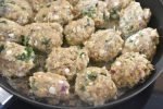 Kyllingefrikadeller med hytteost og havregryn