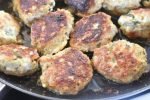 Kyllingefrikadeller med hytteost og havregryn