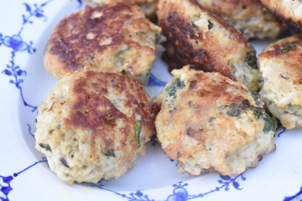 Kyllingefrikadeller med hytteost og havregryn
