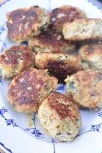 Kyllingefrikadeller med hytteost og havregryn