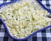 Coleslaw med spidskål - nem salat opskrift