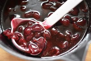 Kirsebærsovs - nem opskrift på hjemmelavet kirsebærsauce