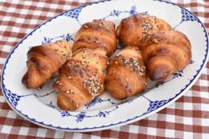 Hvidløgs croissanter - mini kuvertbrød af croissant dej på dåse