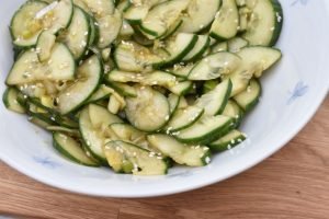 Asiatisk agurkesalat - nem opskrift på spicy agurkesalat 