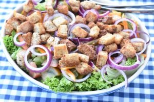 Brødsalat - nem opskrift på salat med croutoner
