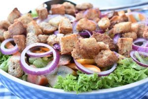 Brødsalat - nem opskrift på salat med croutoner