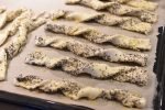 Frøsnapper med pikantost - nem opskrift med butterdej