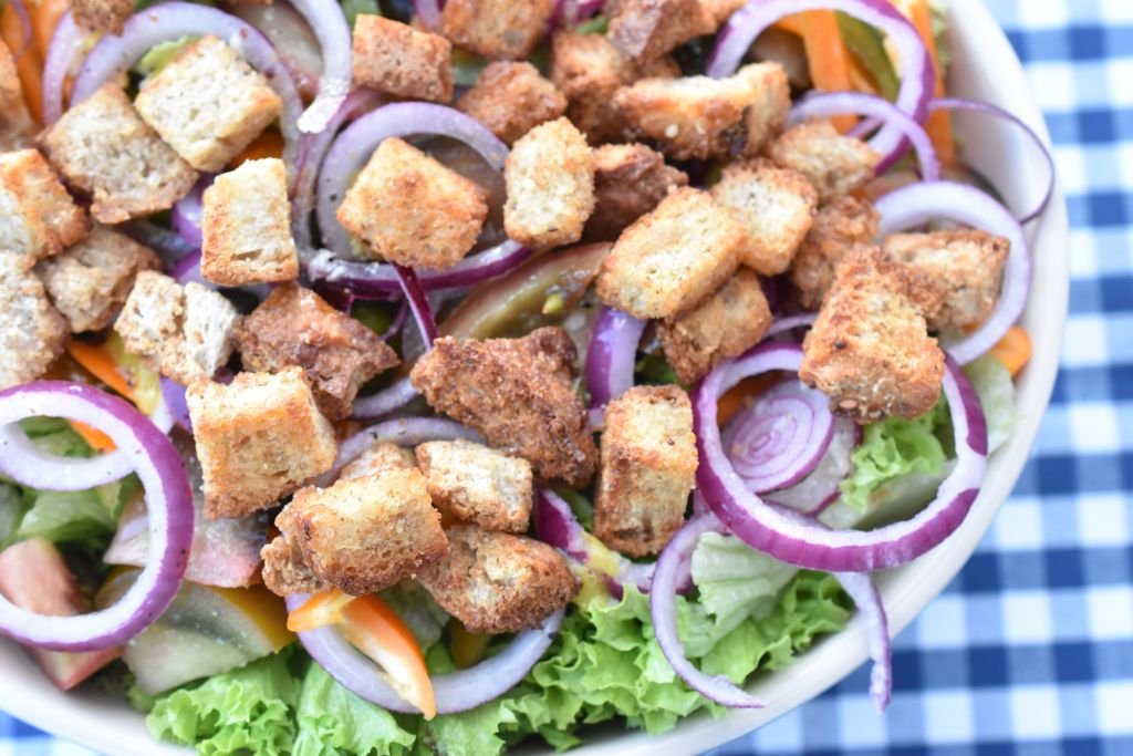Brødsalat - nem opskrift på salat med croutoner