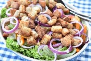 Brødsalat - nem opskrift på salat med croutoner