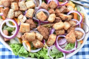 Brødsalat - nem opskrift på salat med croutoner