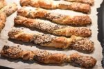 Frøsnapper med pikantost - nem opskrift med butterdej