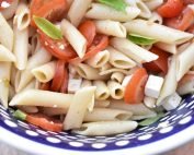 Caprese pastasalat med tomater og feta