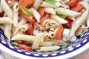 Caprese pastasalat med tomater og feta