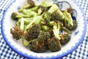 Bagt broccoli - opskrift på sprøde broccolifritter