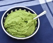 Ærtepesto - nem opskrift på pesto med ærter og mandler