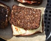 Rugbrødstoast med ost og skinke - i airfryer el. ovn