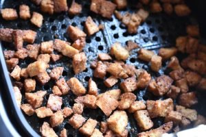 Kanelcroutoner - ristede brød croutoner med kanel sukker