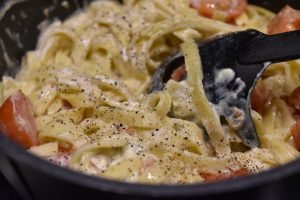 Pasta med flødeost og tomat - nem opskrift