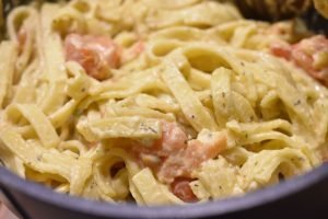 Pasta med flødeost og tomat - nem opskrift