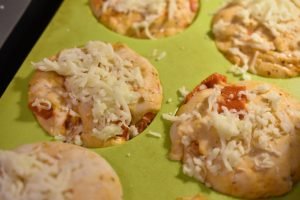 Pizzamuffins - opskrift på madpakke muffins med pizza fyld