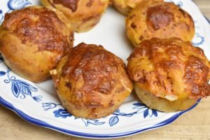 Pizzamuffins - opskrift på madpakke muffins med pizza fyld 