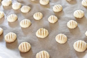 Glutenfri mandelsmåkager med kondenseret mælk - nem opskrift
