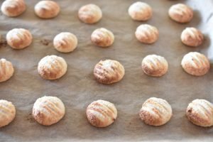 Glutenfri mandelsmåkager med kondenseret mælk - nem opskrift