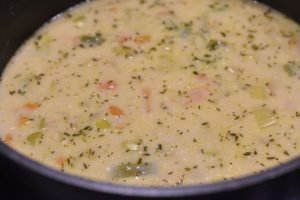Ostesuppe - opskrift på pikantsuppe med porrer og flødeost
