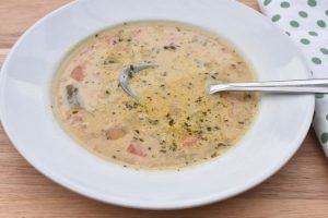 Ostesuppe - opskrift på pikantsuppe med porrer og flødeost
