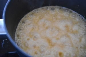 Karamel bidder med cornflakes - karameller med knas