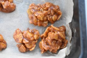 Karamel bidder med cornflakes - karameller med knas