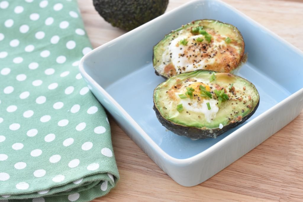 Bagt avocado med æg i airfryer eller ovn - nem opskrift