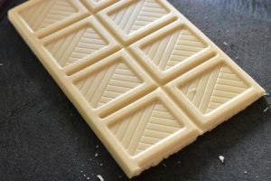 Fudge med hvid chokolade og hasselnødder - opskrift
