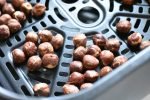Ristede hasselnødder i ovn el. airfryer - nem opskrift