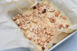 Fudge med hvid chokolade og hasselnødder - opskrift
