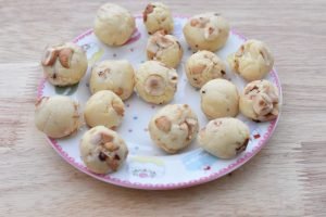 Fudge med hvid chokolade og hasselnødder - opskrift