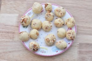 Fudge med hvid chokolade og hasselnødder - opskrift