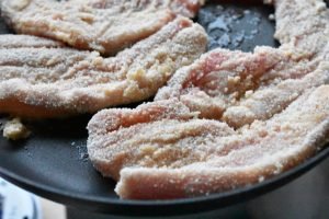 Paneret flæsk - opskrift på fattigmandskoteletter