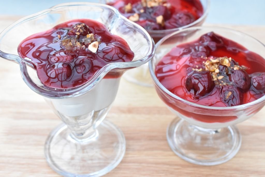 Nem julecheesecake med kirsebær i glas - uden husblas