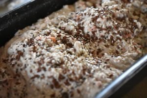 Groft gulerodsbrød i form med hørfrø & chiafrø - opskrift