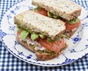 Tunsandwich - opskrift på tunacado med avocado og pesto