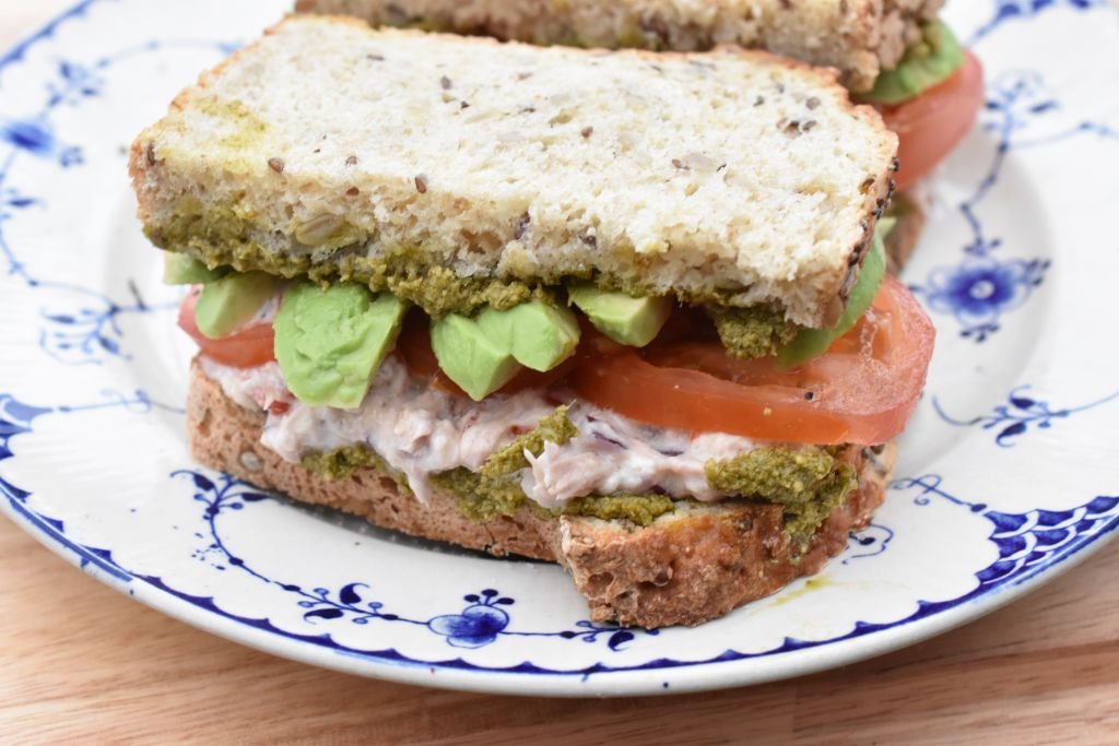 Tunsandwich - opskrift på tunacado med avocado og pesto