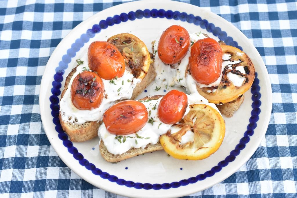 Ricotta toast med stegte tomater og citron