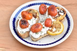 Ricotta toast med ricottacreme, stegte tomater og citron