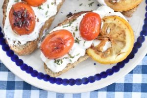 Ricotta toast med ricottacreme, stegte tomater og citron