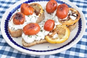 Ricotta toast med ricottacreme, stegte tomater og citron